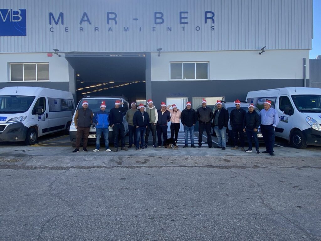 Compañeros de trabajo de Mar-Ber Cerramientos en oficinas de Jumilla (Murcia) (1)
